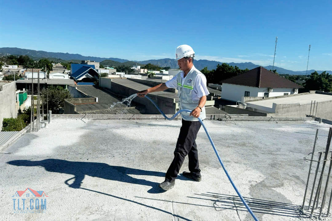 Tưới nước để bảo dưỡng bê tông