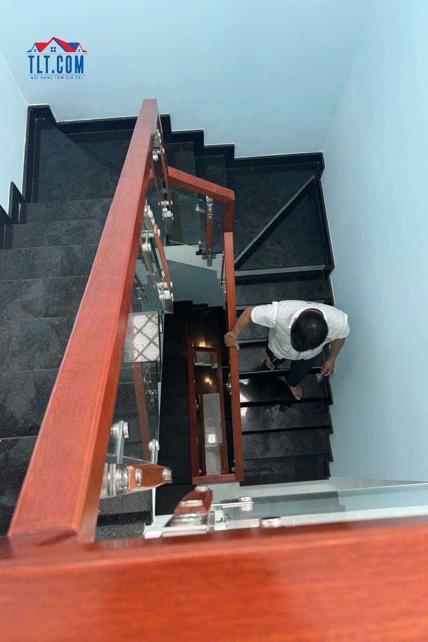 Không gian toàn cảnh cầu thang trong nhà