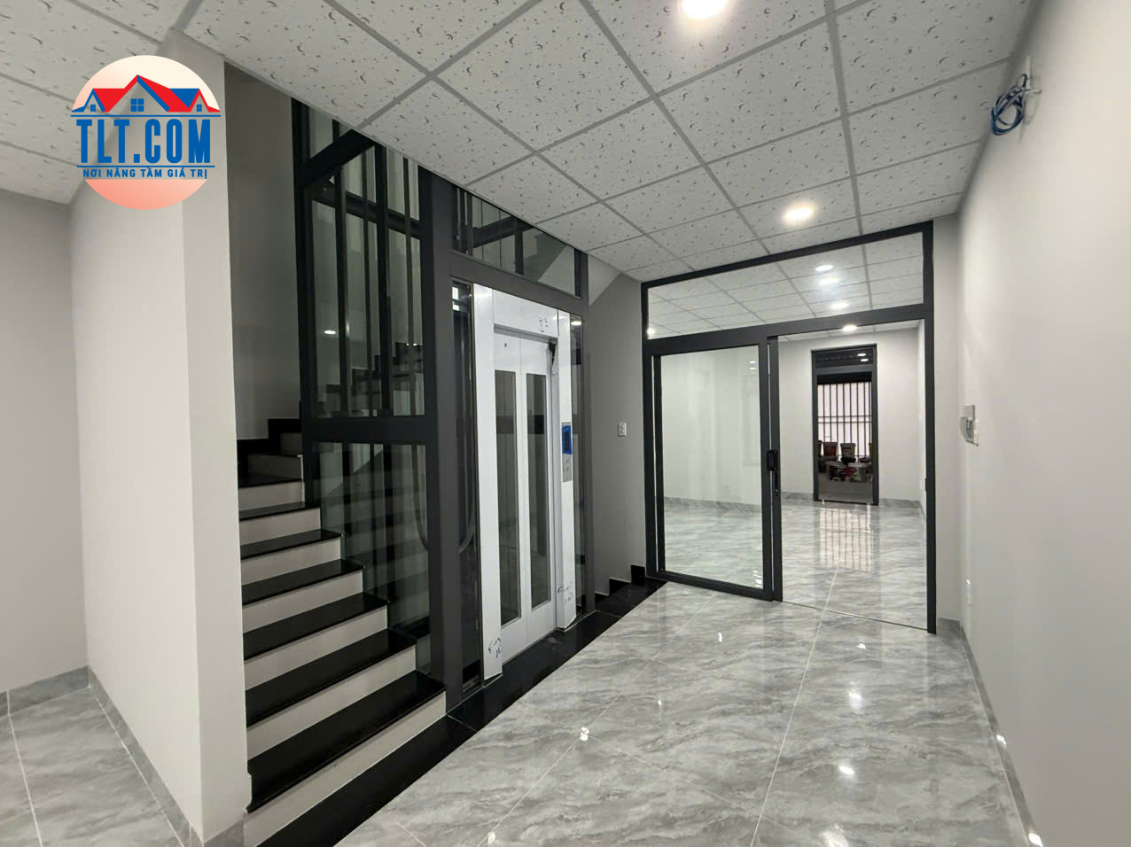 thiết kế cầu thang và thang máy cho nhà