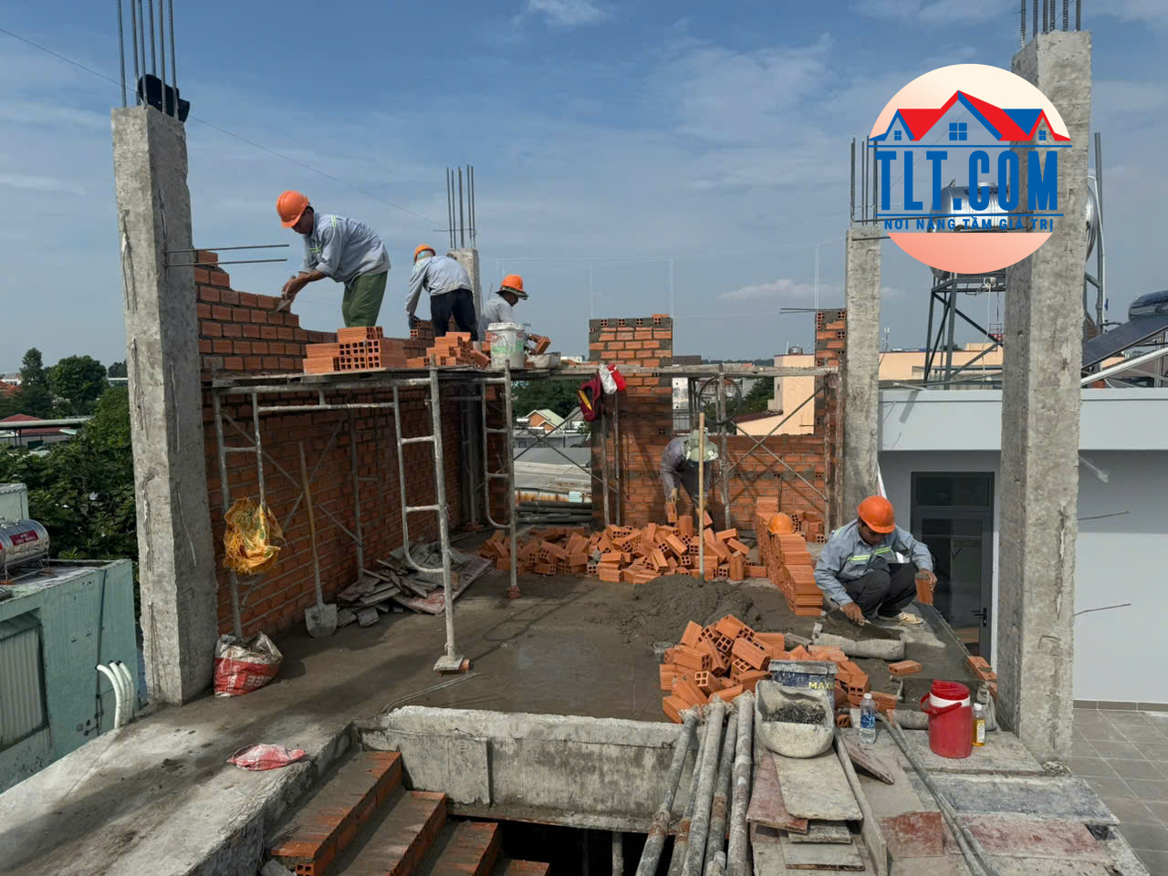 Thi c&ocirc;ng x&acirc;y dựng tường