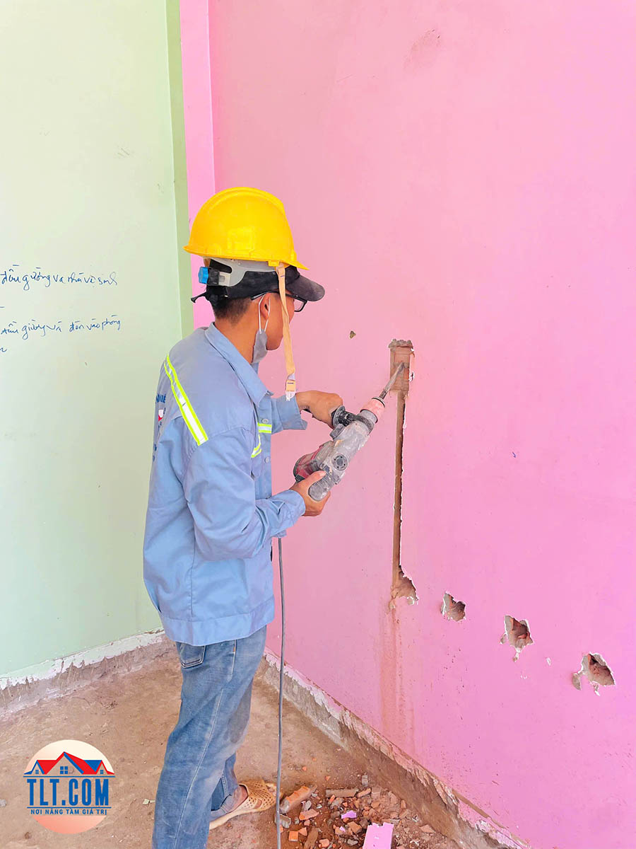 Thợ thi công đang tiến hành sửa chữa nhà