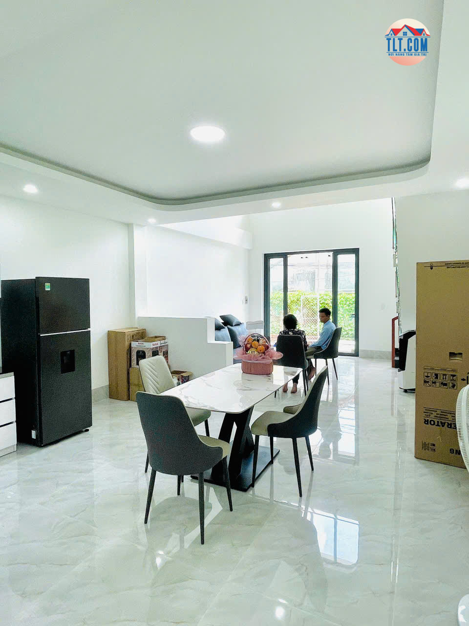 Không gian phòng khách và bếp