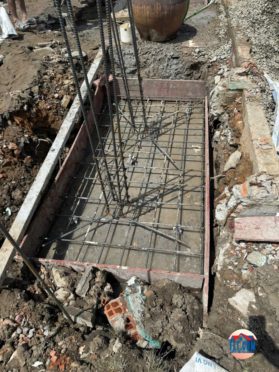 Đổ bê tông móng