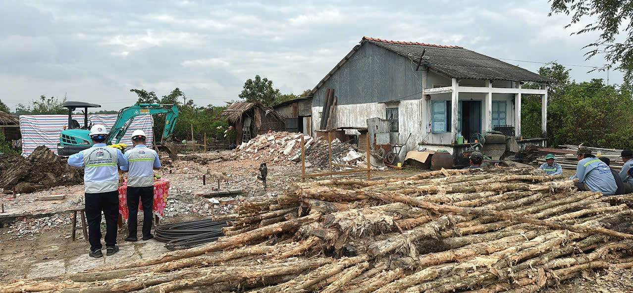 Khởi công xây dựng nhà