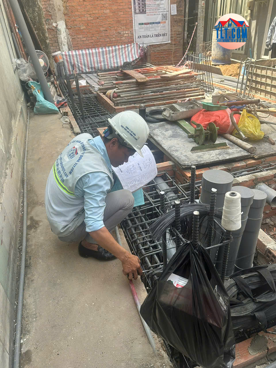 Kỹ sư giám sát tiến độ thi công