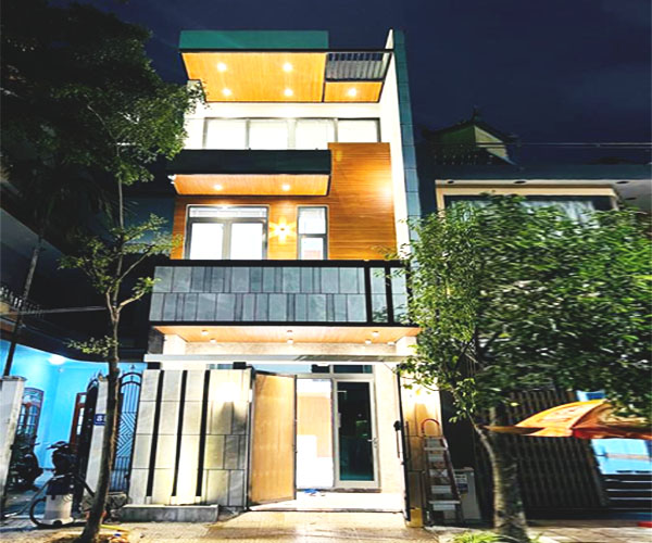 Tham khảo mẫu nhà 1 trệt 2 lầu tone màu vàng từ gỗ làm chủ đạo