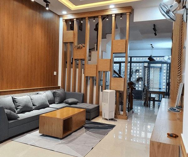 Nhà phố gam màu đất xây mái bằng hiện đại cho người mệnh thổ