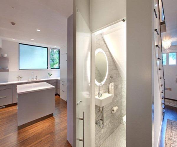 Có nên đặt nhà vệ sinh dưới gầm cầu thang?