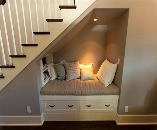 Ý tưởng tận dụng gầm cầu thang làm không gian tiện ích cho xây nhà phố