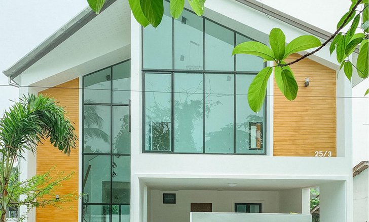 nhà phong cách hiện đại Trang trí ấm áp và tối giản Tươi trẻ với khu vườn trong nhà.