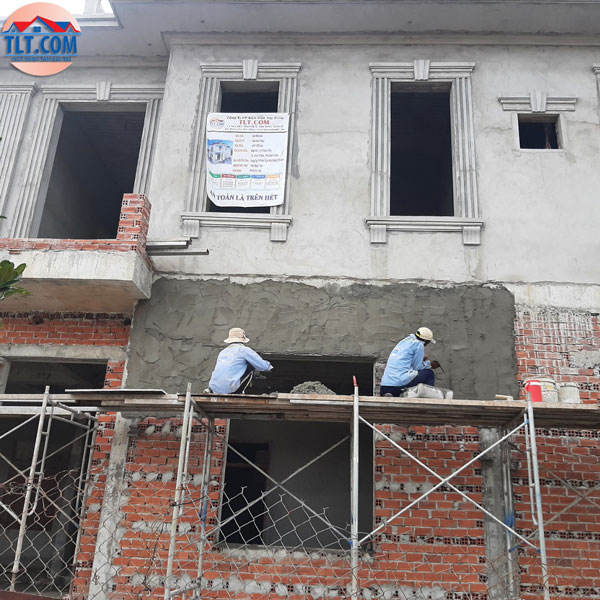 Thơ đang tô trát công trình xây dựng biệt thự trọn gói