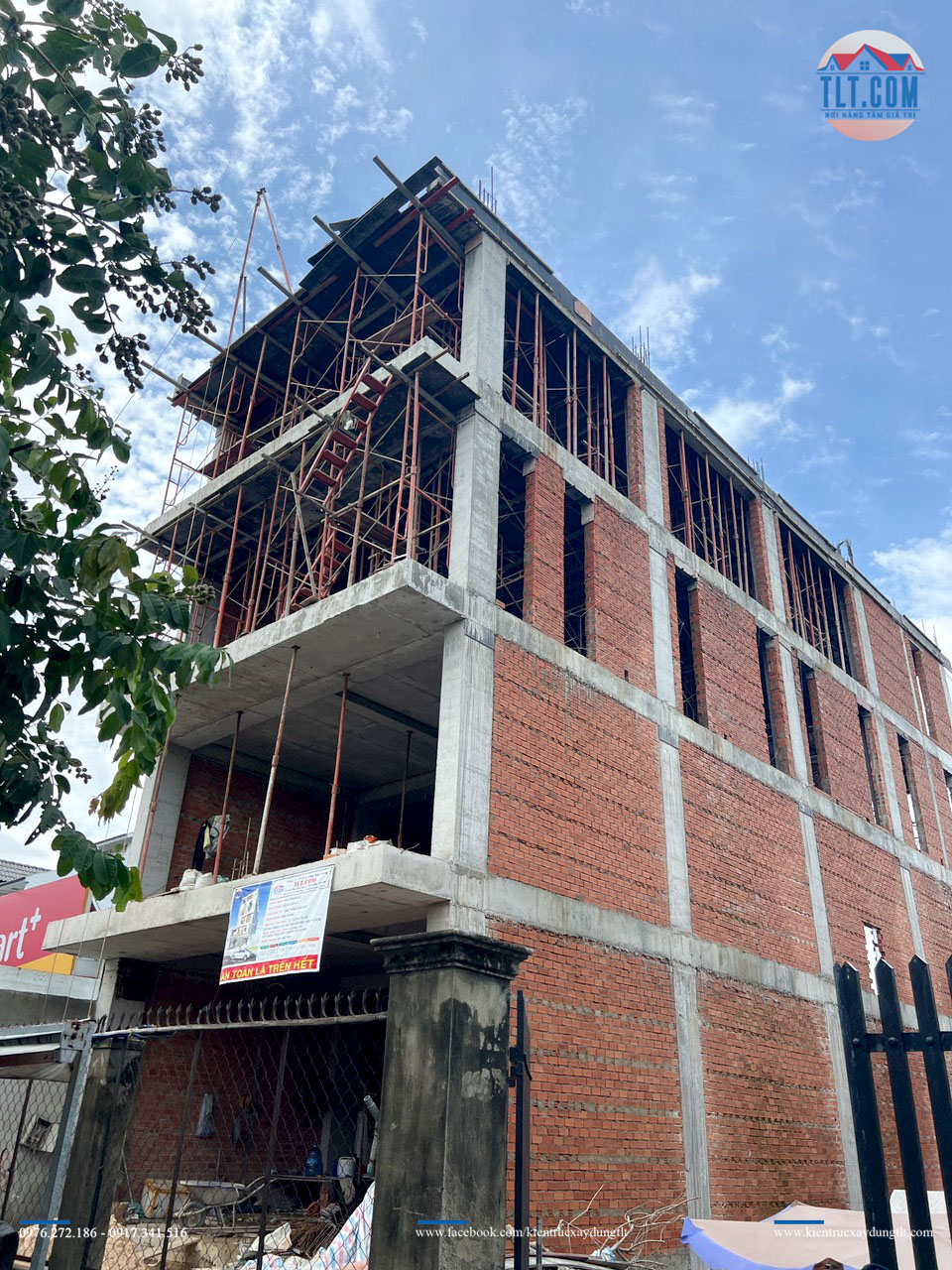 đổ bê tông lên sàng tầng 1