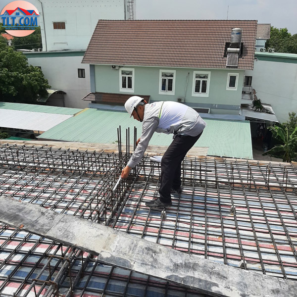 Kỹ sư kiểm tra kết cấu