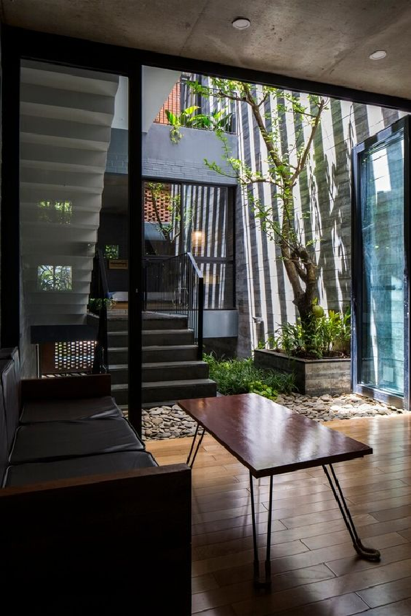 Nhà 1 trệt 2 lầu có sân thượng