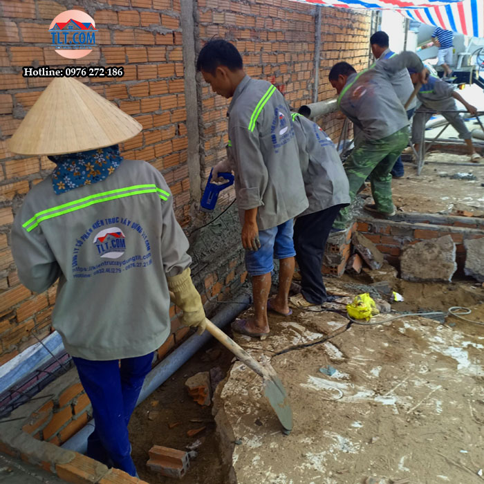 Tiến hành thi công đào móng nhà