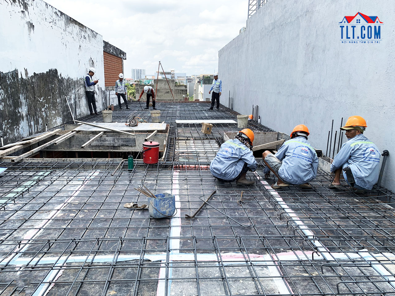 Nhân công đang đan sắt để đổ bê tông