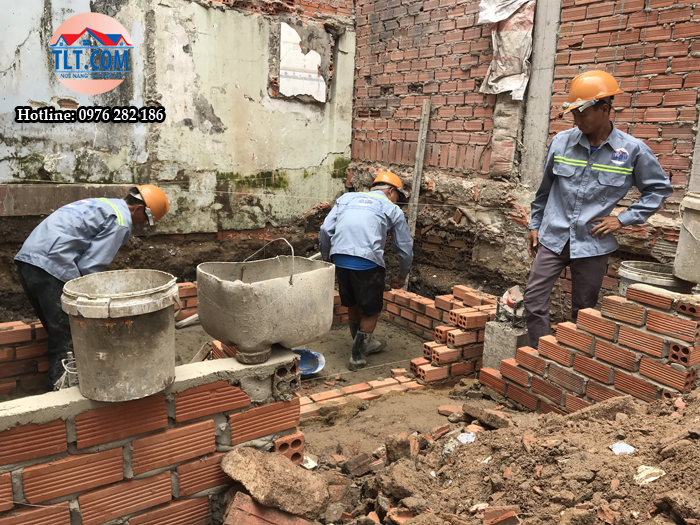 Hình ảnh công nhân công ty đang thi công một căn nhà tại quận 2