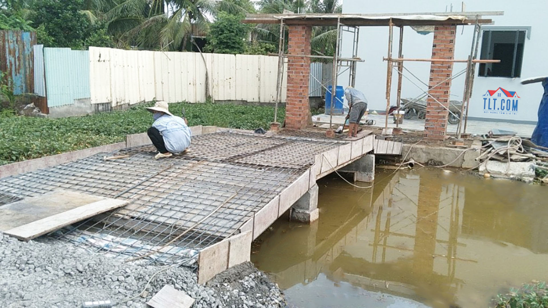 Đan sắt xây cầu cho công trình nhà cô Hoa