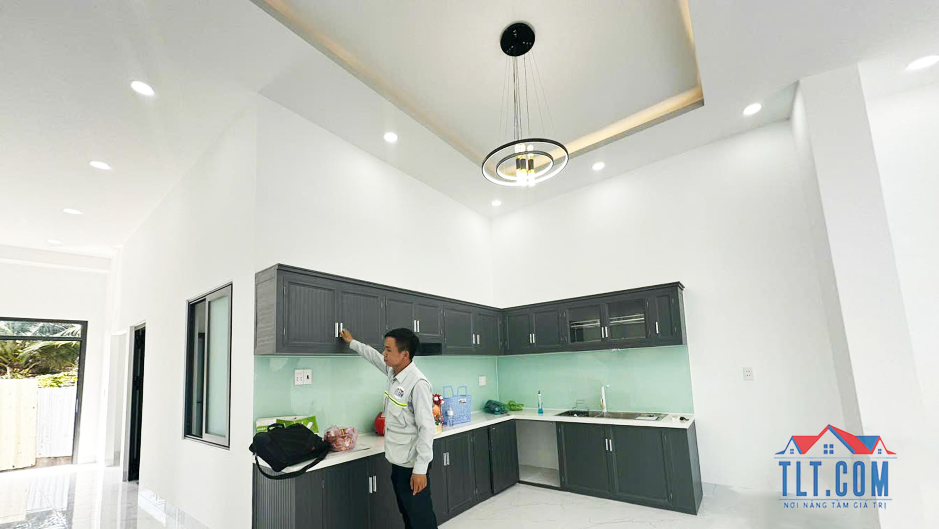 Kiểm tra chất lượng trước khi bàn giao nhà cho cô Hoa