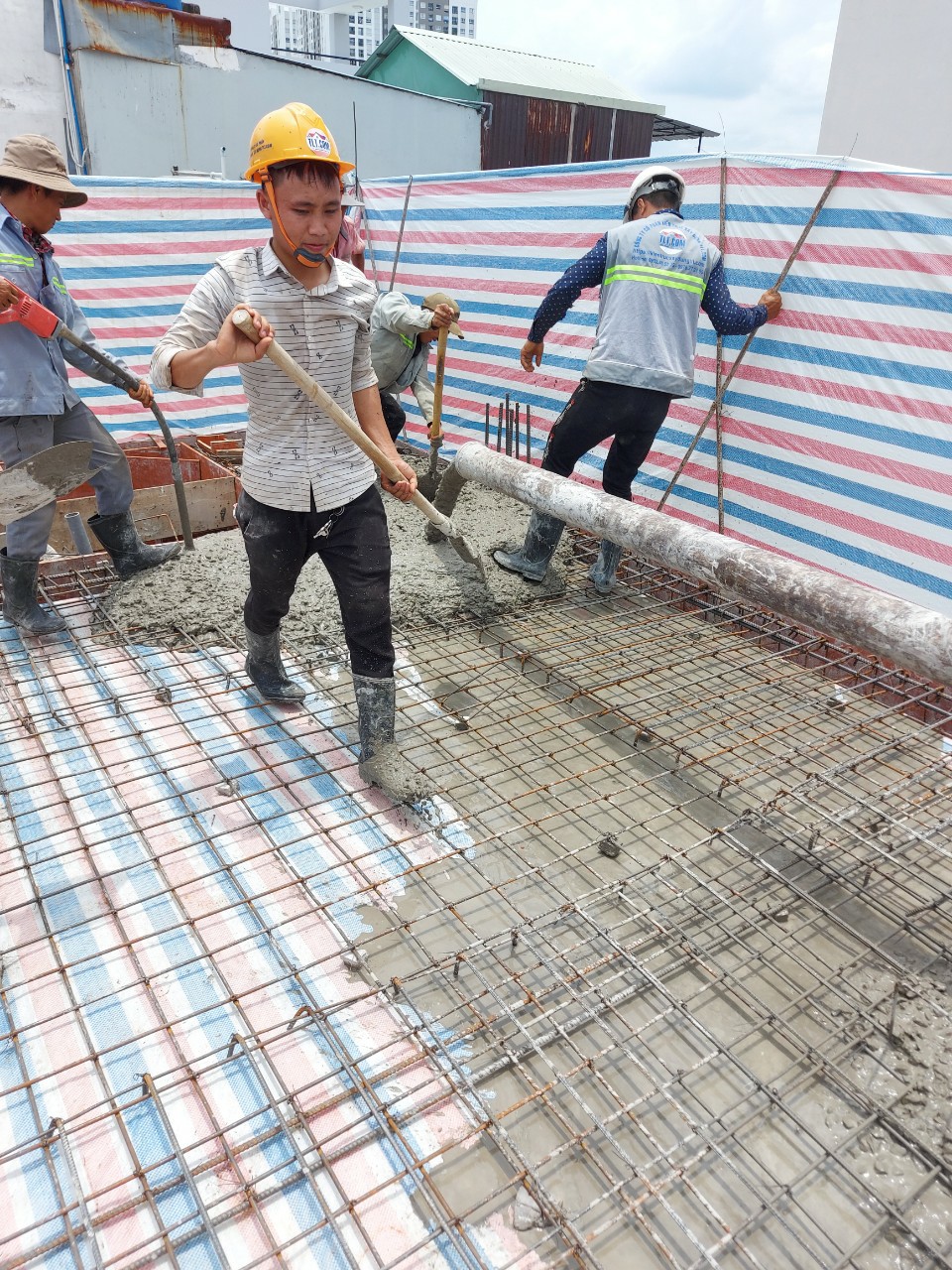 Công đoạn đổ bê tông sàn