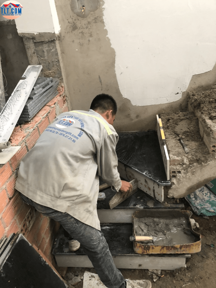 Thợ thi công hoàn thiện cầu thang