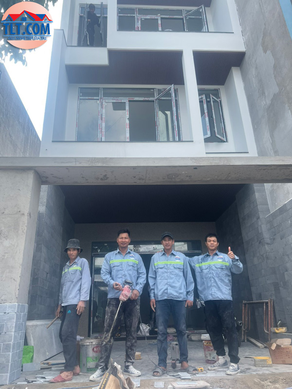 Các anh em thợ chịu khó cần cù siêng năng làm việc